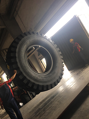 陆安牌27.00R49巨型全钢工程机械轮胎用于俄罗斯大型煤矿上